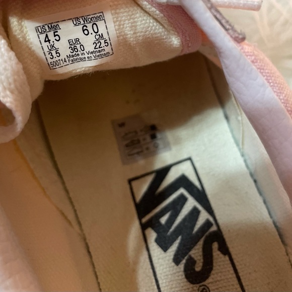 Light pink. Size 6. Great condition . Barely worn. - Picture 2 of 3